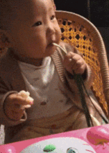 搞笑gif图我说兄弟俩,你俩玩的无敌风火轮吗,周围人都在拍手叫好