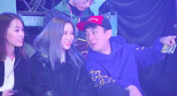 杨超越惊艳亮相某节目表演燃爆全场,观众席里王思聪的表情亮了