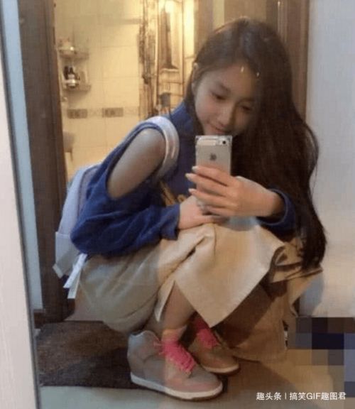 搞笑gif妹子,这是在干什么怎么这么专注啊