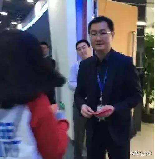 马化腾亲自颁奖腾讯云一人一部苹果11pro网友为何不奖华为