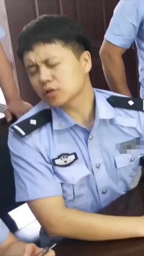 警察小哥哥秒变表情包有铁骨也能有可爱这样的警察小哥哥你爱了吗
