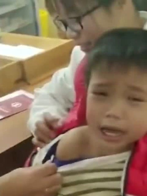 表情瞬息万变男童被打针吓得惨叫我要回家,我要找我妈