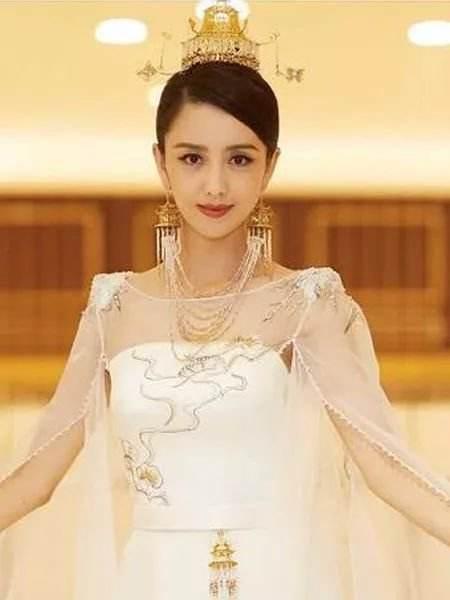 从陈思诚的老婆,变为朵朵妈,佟丽娅生日冷清疑生情变