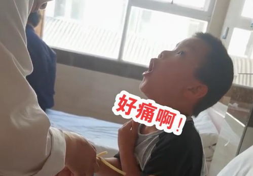 行走的表情包云南一男孩打针捂嘴忍痛1秒破防,结局让人笑哭