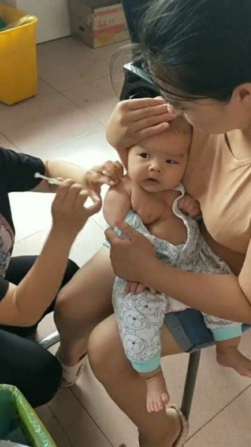 最萌新生儿打针的宝宝,妈妈表情也醉了,一脸幽怨