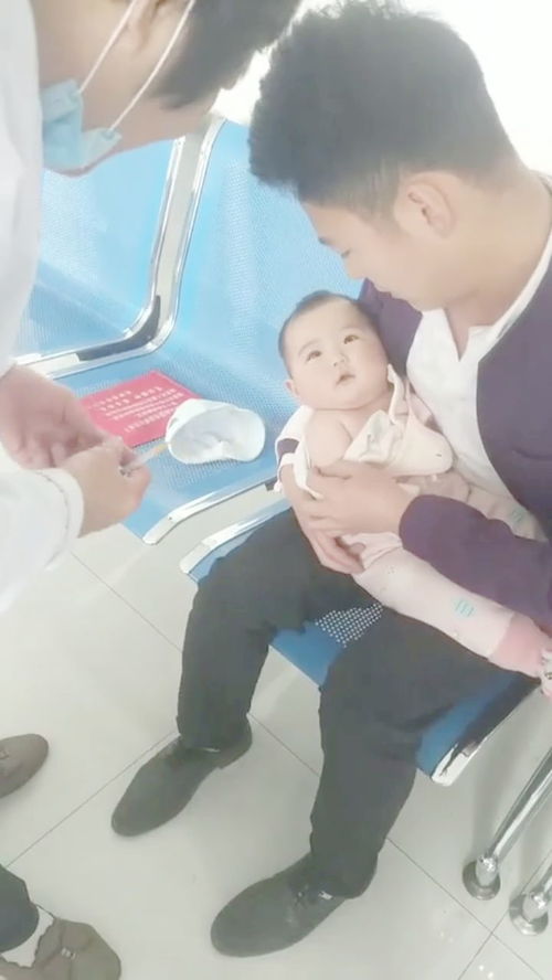 小宝宝打针,表情太萌了