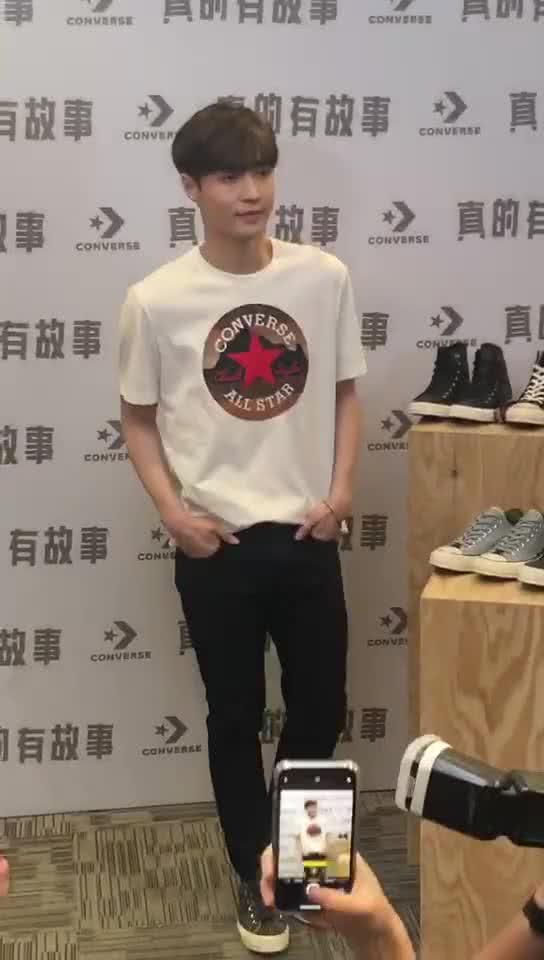 小绵羊张艺兴现身,面对镜头露出娇羞的小表情,太可爱了有没有
