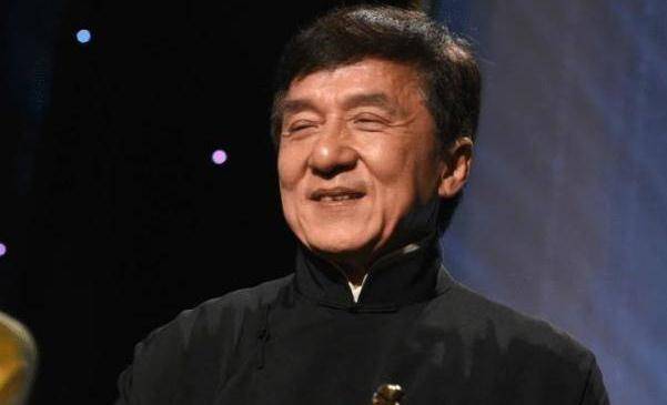 67岁成龙近况曝光,走路需2人搀扶表情痛苦,曾因拍戏太拼险丧命