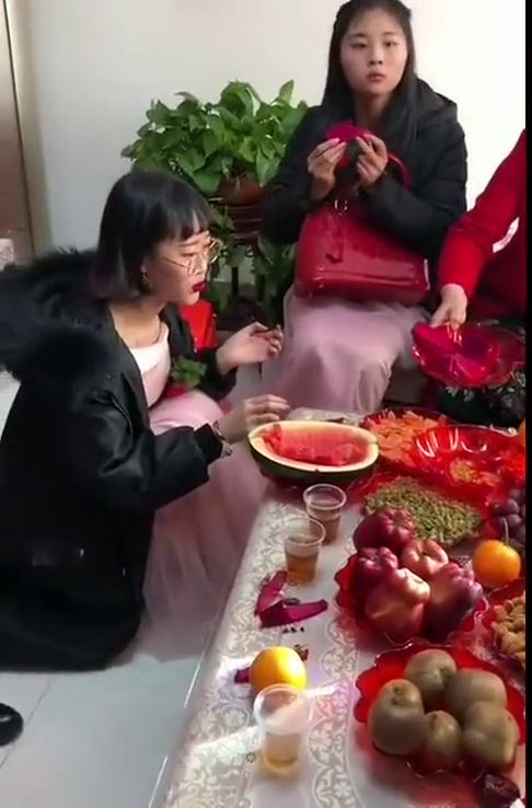伴娘在吃水果,不知道谁踩爆一个气球,接下来伴娘的表情太可爱了