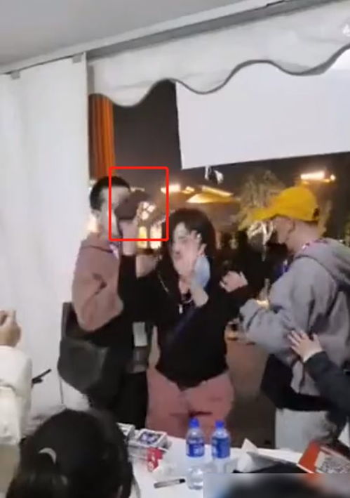 王菲现身草莓音乐节,结果把手机蹦丢了,找到手机后的表情太真实