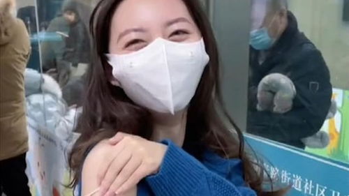 女子穿打针服接种疫苗一旁打针男孩表情亮了