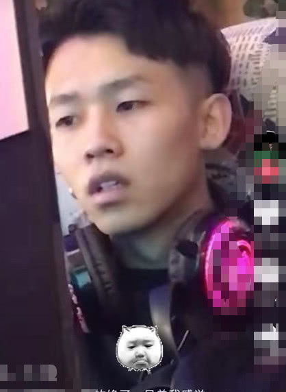 小哥哥看lol比赛时表情亮了,意识被偷拍时,兄弟你要火了