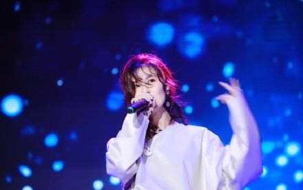 郁可唯演唱时被荧光棒砸中,惊呆表情很可爱,网友吐槽太过分了