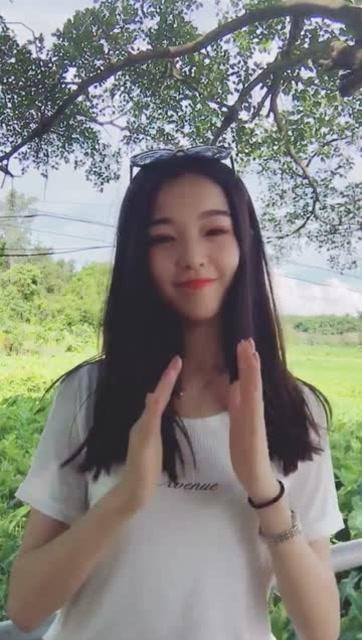 阿拉善姑娘,慵懒的表情很可爱