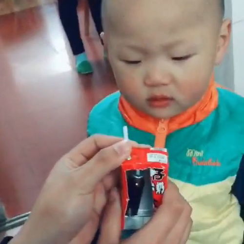 为骗儿子喝药,老公把药装牛奶里,下一秒儿子的表情把爸爸逗乐了