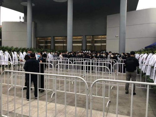 现场送别吴孟超早上5点多,就有市民来到龙华殡仪馆