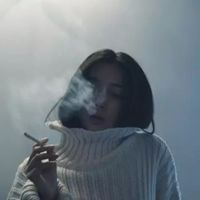 妇女吸烟表情包