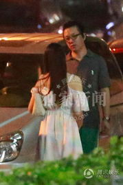 伊能静夜会潘粤明和潘母小跑上前帮潘母拎水桶组图