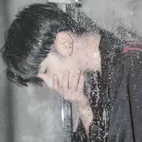 男人淋雨伤感表情包