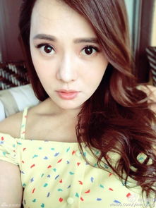 组图46岁伊能静穿碎花裙似少女嘟嘴表情无辜