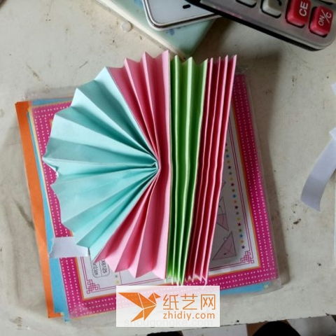 儿童手工七彩折纸表情扇子制作教程