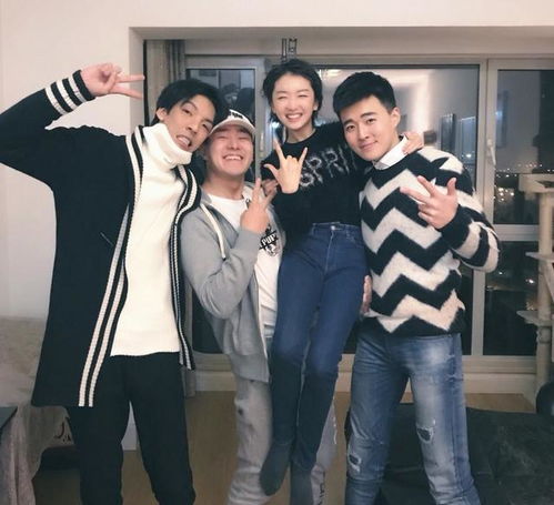组图周冬雨参加北电同学聚会成赞助商合照笑出表情包