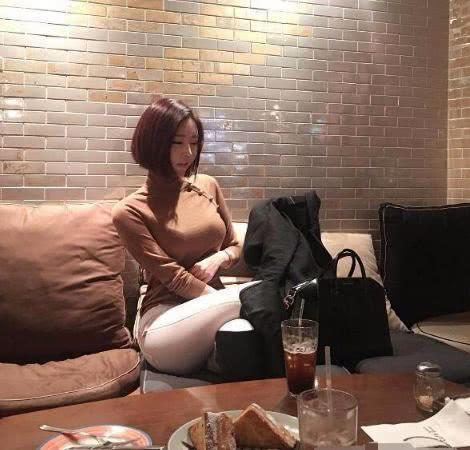 幽默笑话妹子拍什么照,看看男友难受的表情