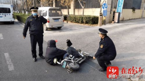 老人倒地不起临沂城管暖心救助