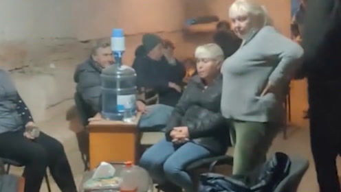 在乌中国留学生躲进防空洞宿管阿姨怕学生们饿肚子又切面包又分香肠
