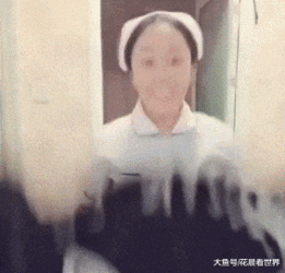搞笑gif大哥你看够了没有,再看人家都该生气了