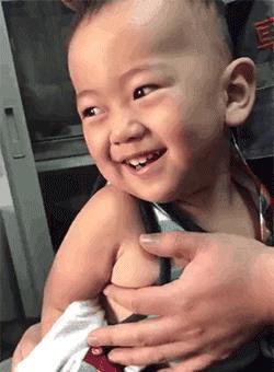 宝宝打针前一秒笑成花,后一秒疼出表情包,医生你为什么要害我