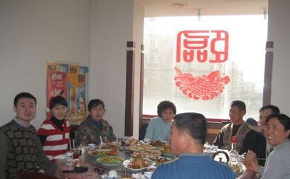 订婚宴上农村婆婆给我一个小红包,妈妈怒了打开后,她笑了