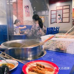马路边边串串火锅麻辣烫