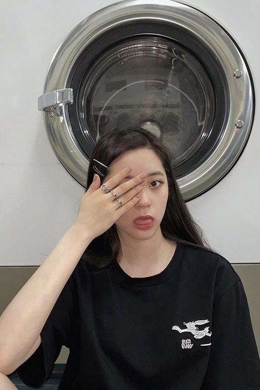 欧阳娜娜晒私服照,穿休闲半袖太迷人,表情俏皮少女感十足