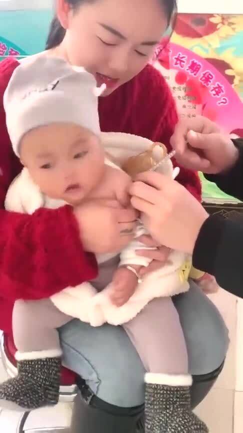 带儿子来医院打针,没想到不按套路出牌,手机拍下全过程妈妈表情亮了