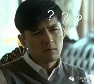 这哥们边睡觉边开车,撞了车警察都没能喊醒他也是没sei了