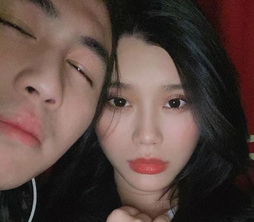 何猷君深夜晒与奚梦瑶合照,称二人世界的时间,男方双眼迷离