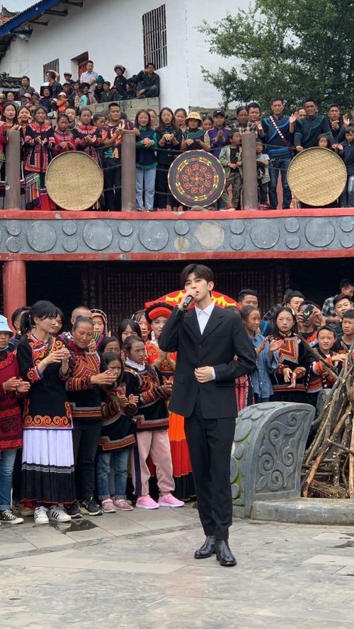蔡徐坤公益活动生图,身着黑西装颜值耐打,怎一帅字了得