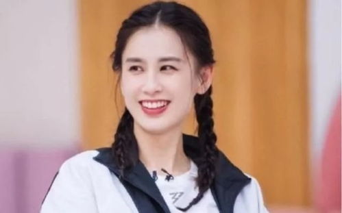伊能静抱着黄圣依哭,谁注意黄圣依手放哪了网友表情和行为割裂了