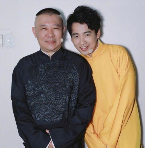 郭德纲现身医院接种疫苗被围观,打针时显紧张不敢看,表情喜感