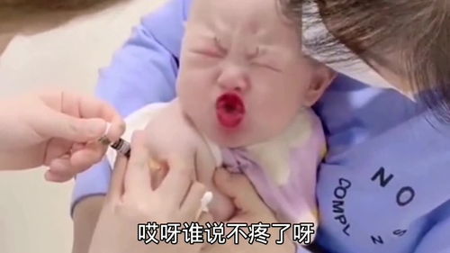 小男孩为了亲亲,打针时硬装男子汉,表情真让人心疼,护士不要哭哦,不然不让亲亲咯