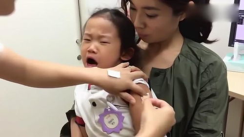 妈咪带女儿打针,女儿的表情,简直太搞笑了