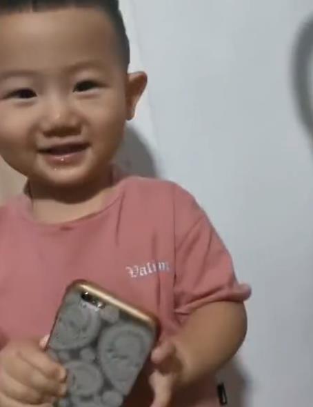 get到精髓吉林萌娃模仿老花眼的姥姥看手机,小表情引网友爆笑