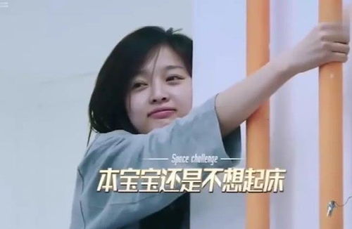 吴宣仪起床照火了,看清她素颜的样子,确定是25岁的女孩