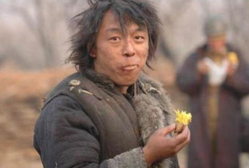 同样是扮演乞丐,黄渤破衣烂衫,周星驰用手抓饭,杨颖这是在干嘛