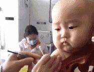 宝宝打针前一秒笑成花,后一秒疼出表情包,医生你为什么要害我