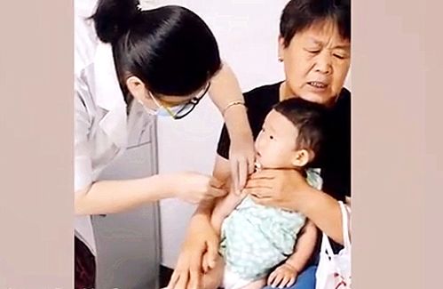 打针孩子表情包祖孙