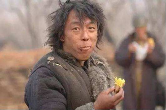 父亲救了个乞丐,乞丐临终时给了一张卡,看到余额愣了