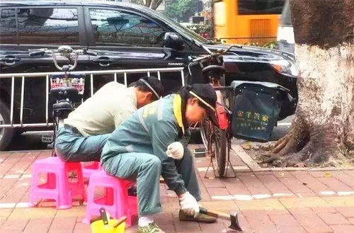 中午1233的福州街头,温度将近40,有人拍到这样的一幕