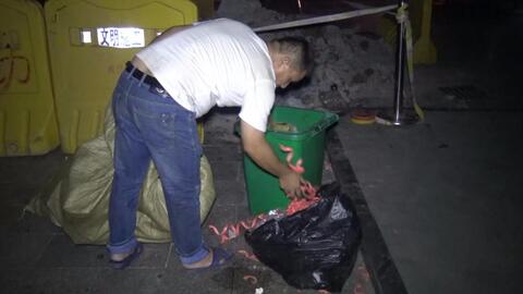 大晚上陪桥洞大哥到街上捡矿泉水瓶子,2个多小时看看大哥捡了多少